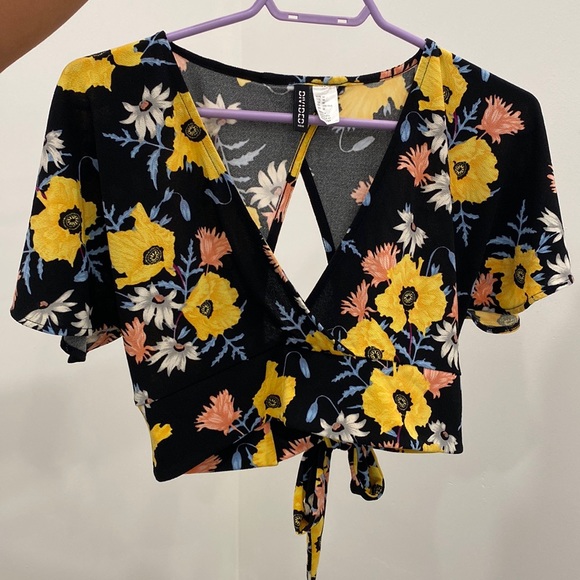 H&M Divided Floral Crop Top - Size Medium - Picture 1 of 3